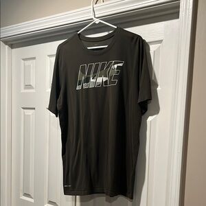 Nike Men's dark green T-Shirt